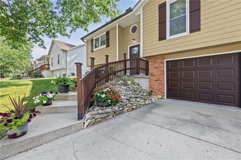 815 Autumn Dr, Belton, MO 64012