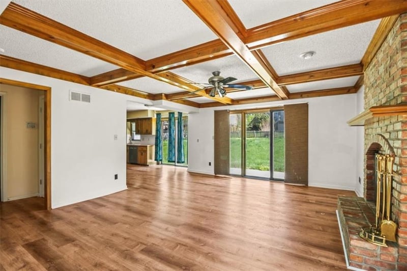 3907 Clearbrook Dr, Lee's Summit, MO 64064