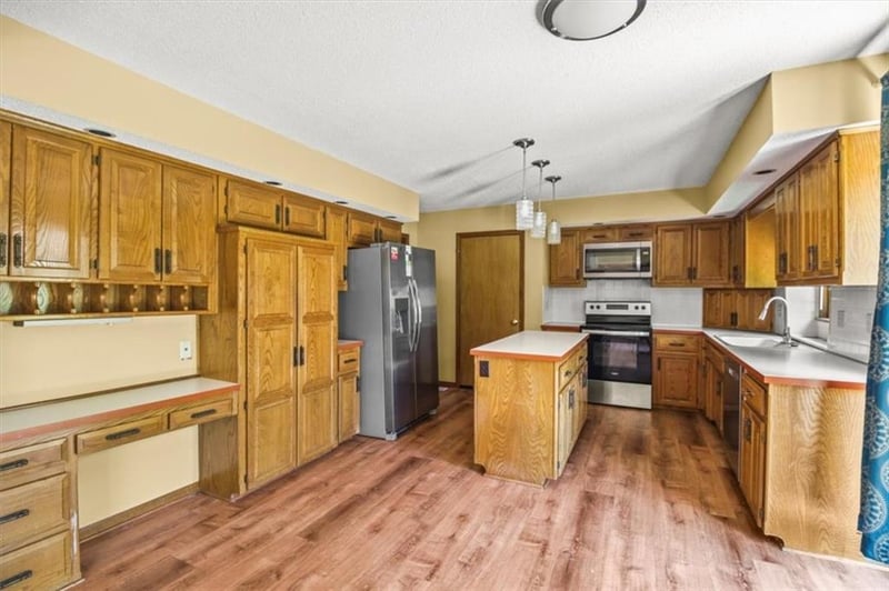 3907 Clearbrook Dr, Lee's Summit, MO 64064