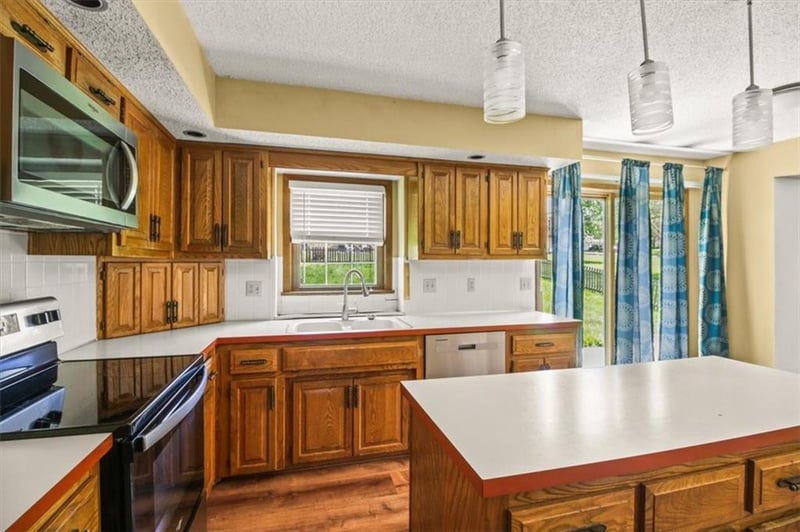 3907 Clearbrook Dr, Lee's Summit, MO 64064