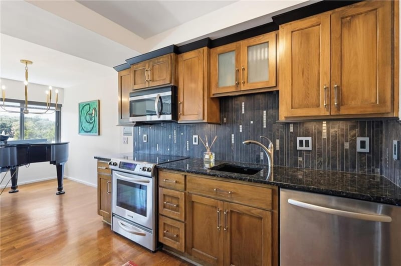 803 W 48th St #605, Kansas City, MO 64112