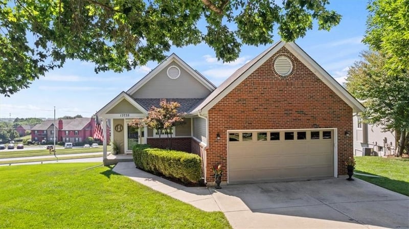 13735 Pembroke Cir, Leawood, KS 66224