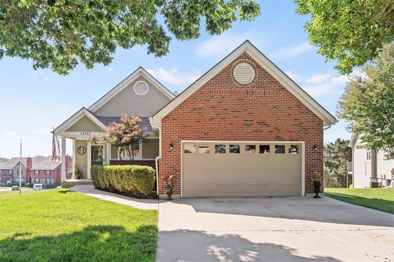 13735 Pembroke Cir, Leawood, KS 66224