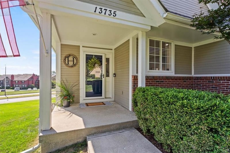 13735 Pembroke Cir, Leawood, KS 66224