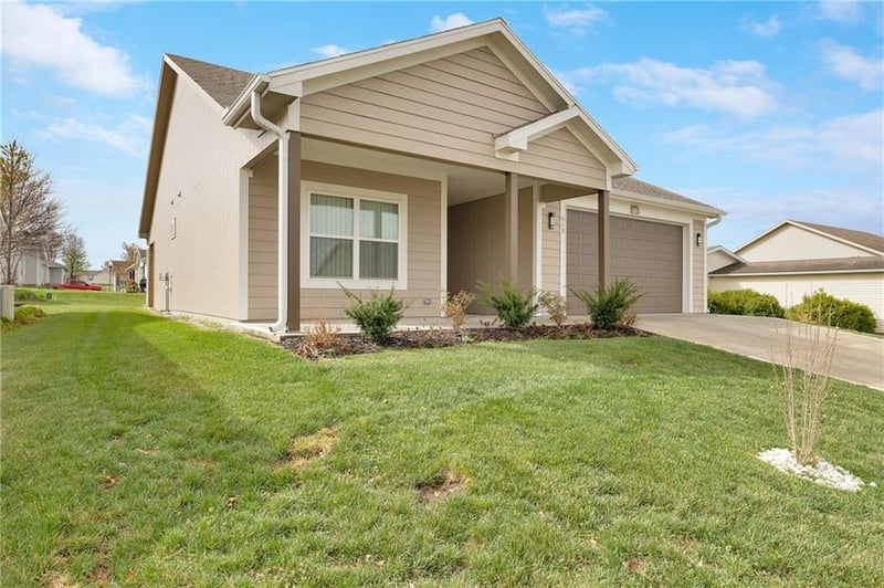 413 Poplar Ct, Oak Grove, MO 64075