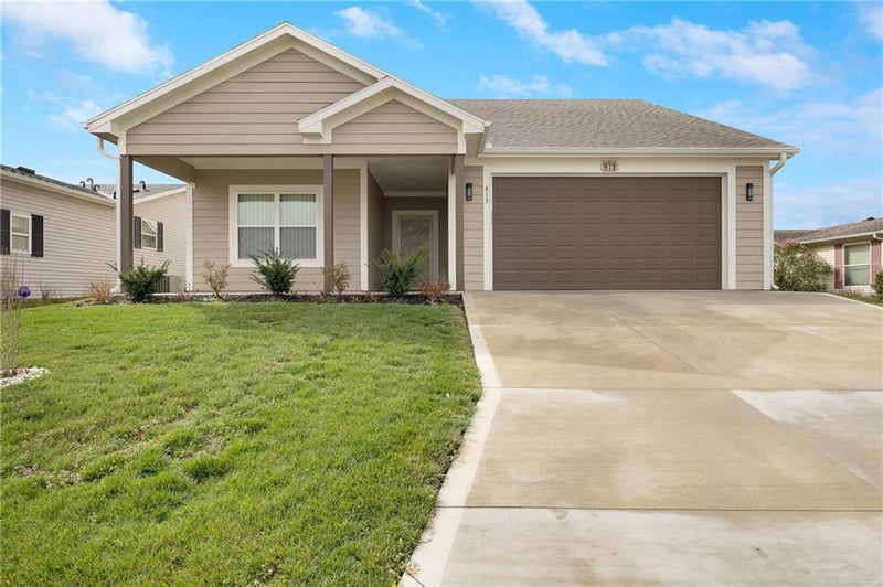 413 Poplar Ct, Oak Grove, MO 64075