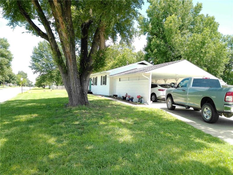 904 W 7th St, Ottawa, KS 66067