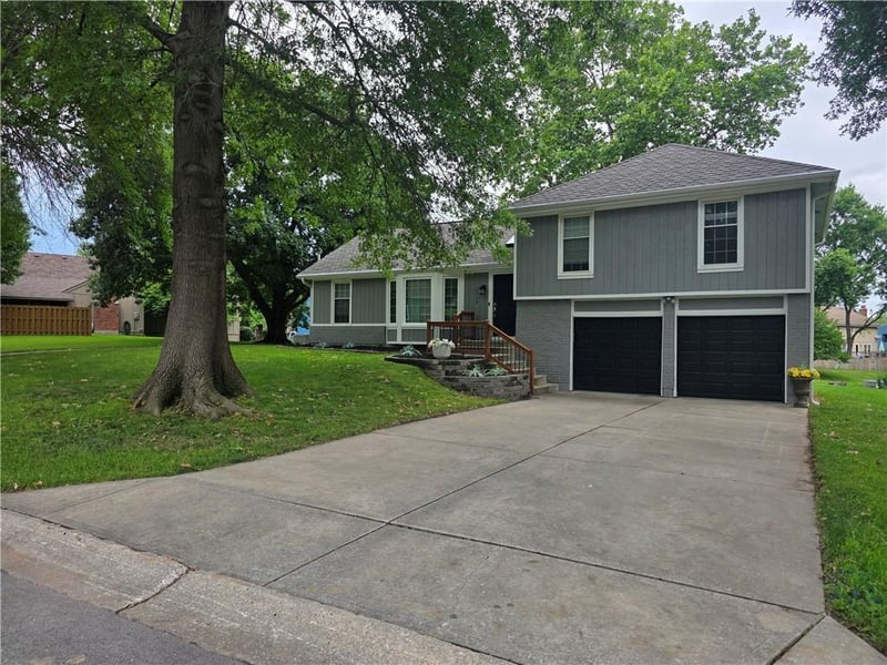 3710 Beechwood Dr, Lee's Summit, MO 64064