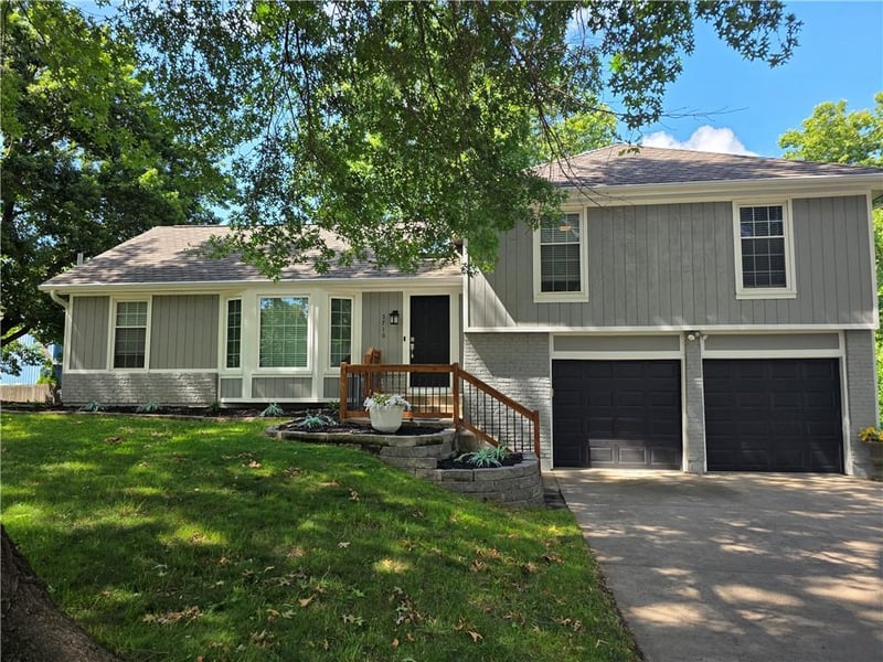 3710 Beechwood Dr, Lee's Summit, MO 64064