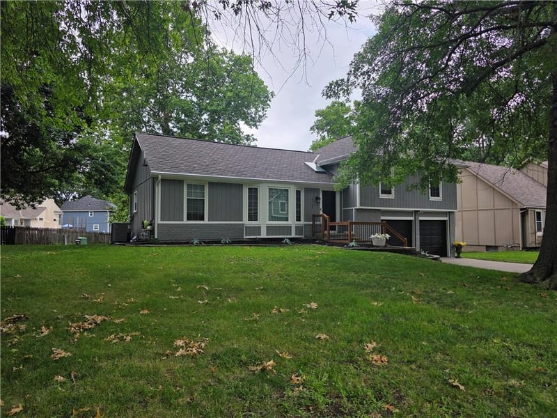 3710 Beechwood Dr, Lee's Summit, MO 64064