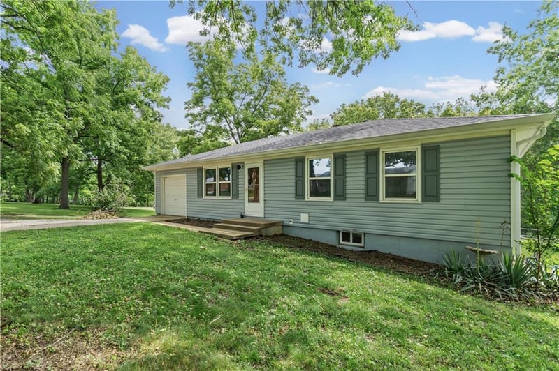 1104 Lexington Rd, Pleasant Hill, MO 64080