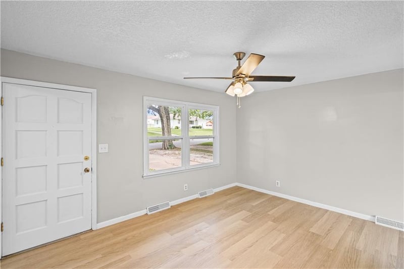 1104 Lexington Rd, Pleasant Hill, MO 64080