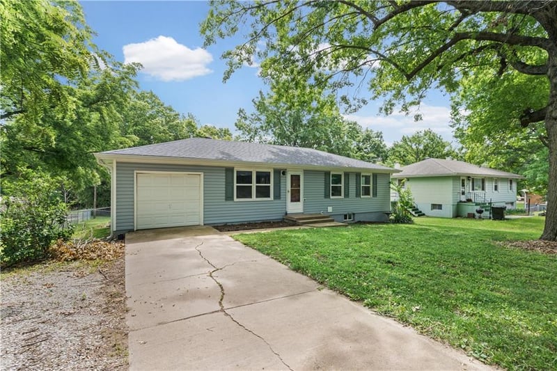 1104 Lexington Rd, Pleasant Hill, MO 64080