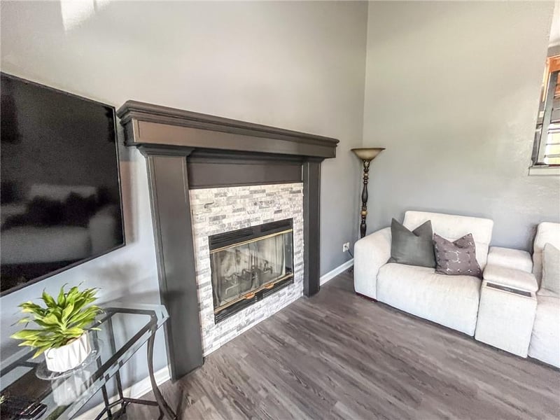 404 Colony Ave, East Lynne, MO 64743