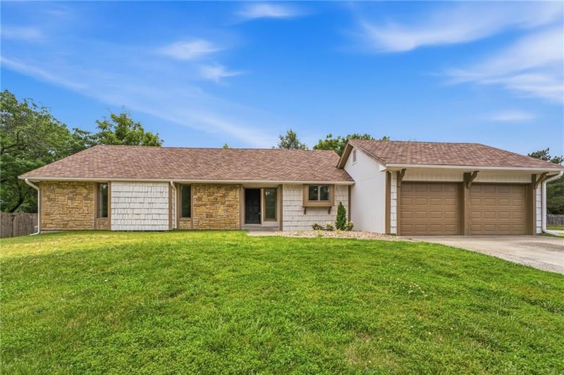219 NW Redwood Ct, Lee's Summit, MO 64064