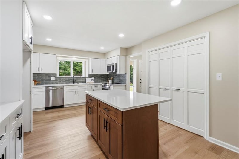 219 Redwood Ct, Lee's Summit, MO 64064