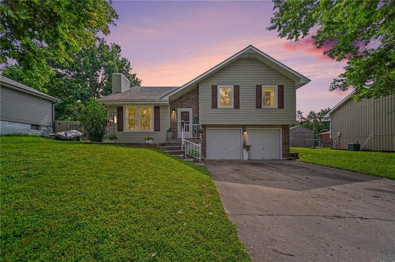 201 Cross Creek Dr, Grain Valley, MO 64029