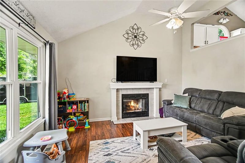 201 Cross Creek Dr, Grain Valley, MO 64029