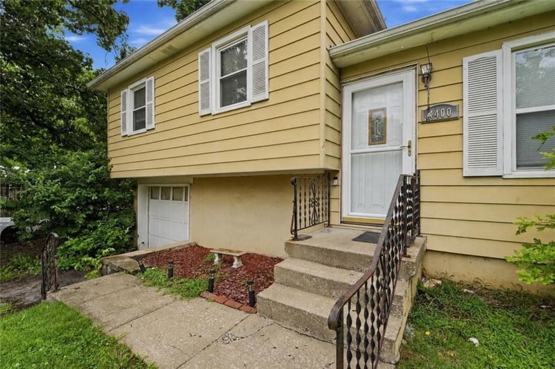 4400 NE Sunnybrook Ln, Kansas City, MO 64117