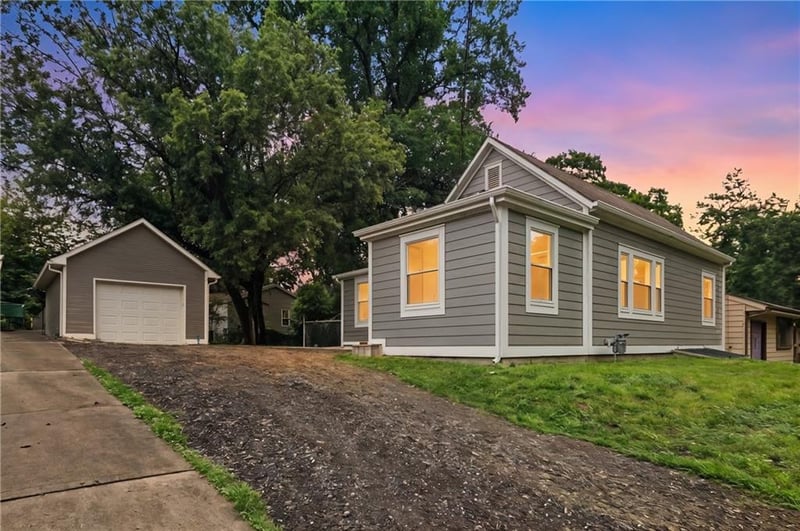 602 4th St, Weston, MO 64098