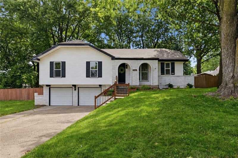 6015 Hauser Dr, Shawnee, KS 66216