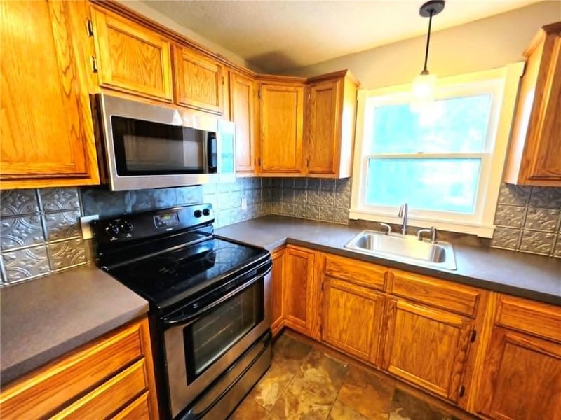 903 Oak St, Pittsburg, KS 66762