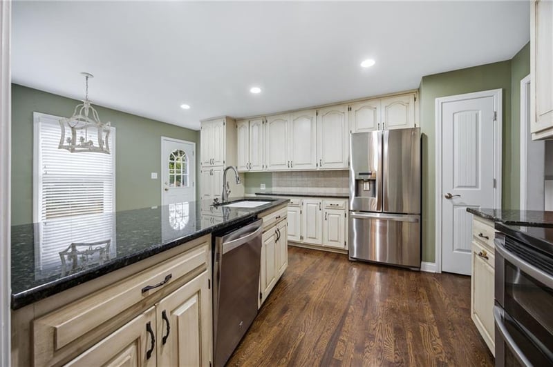 7419 Booth St, Prairie Village, KS 66208