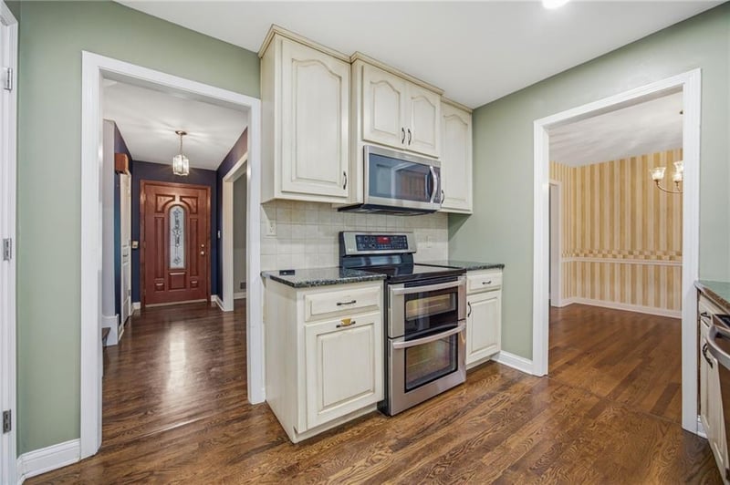 7419 Booth St, Prairie Village, KS 66208