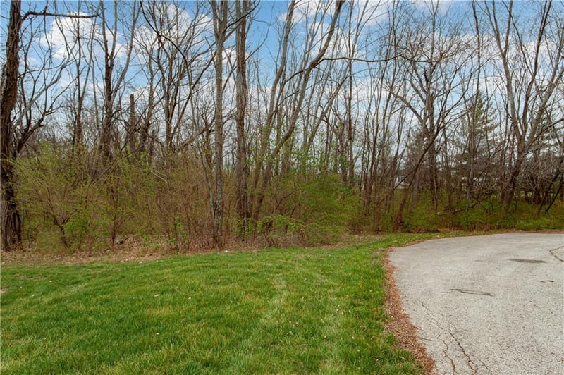 802 Willow Ridge Dr, Blue Springs, MO 64014