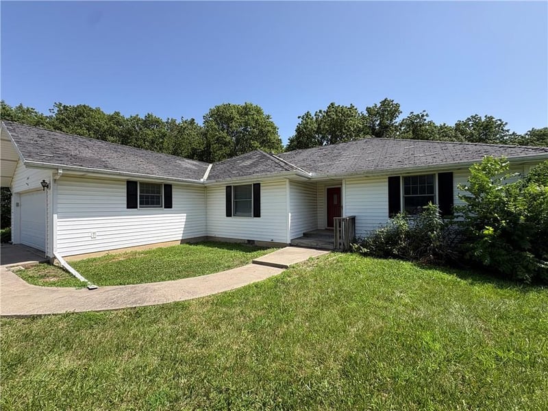 1046 475th Rd, Centerview, MO 64019
