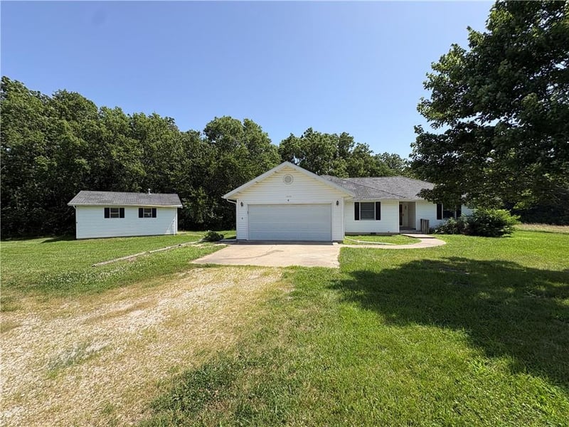 1046 475th Rd, Centerview, MO 64019