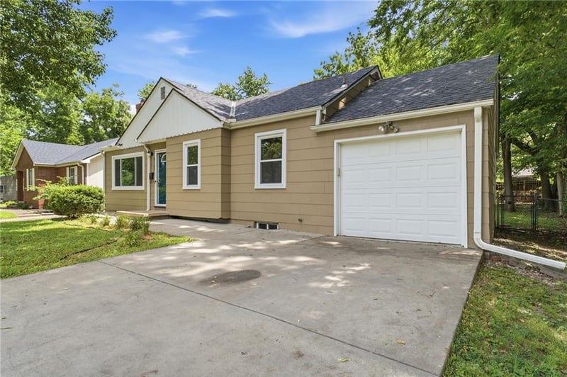 8107 Ward Pw, Kansas City, MO 64114