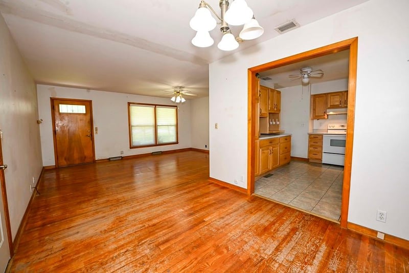 5714 Tracy Ave, Gladstone, MO 64118