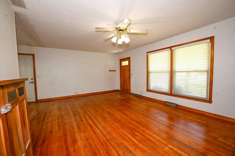 5714 Tracy Ave, Gladstone, MO 64118