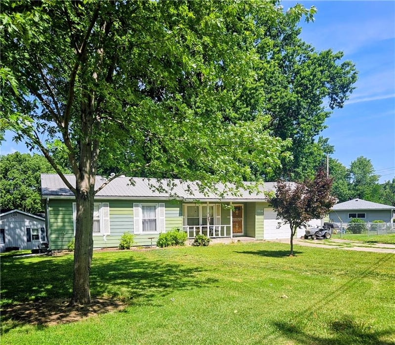 5714 Tracy Ave, Gladstone, MO 64118