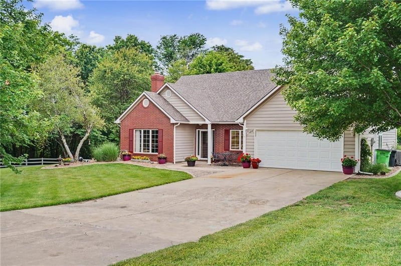 210 High St, Baldwin City, KS 66006