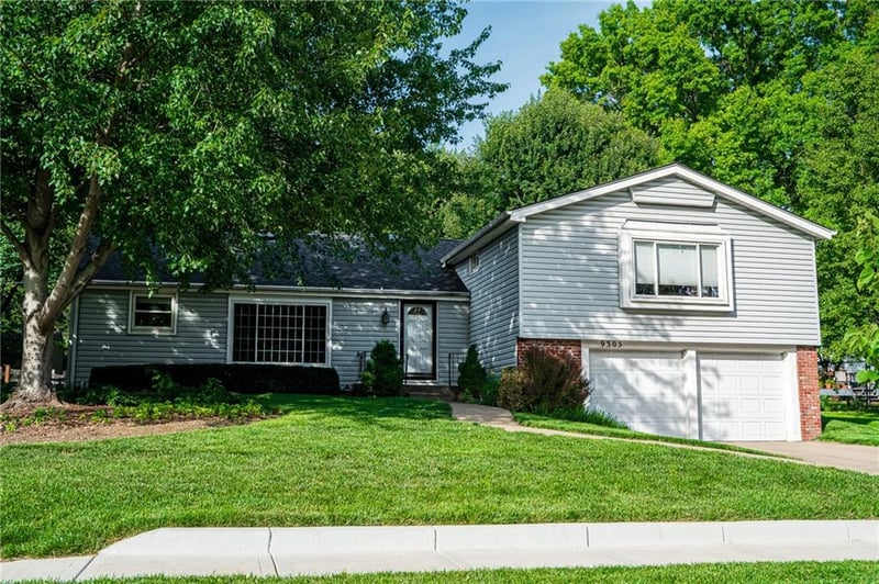 9305 Sturgeon Dr, Overland Park, KS 66212