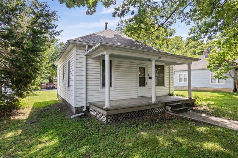 307 Miami St, Paola, KS 66071