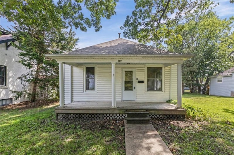 307 Miami St, Paola, KS 66071