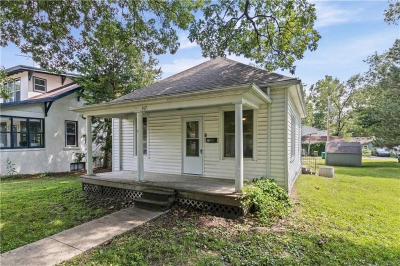 307 Miami St, Paola, KS 66071