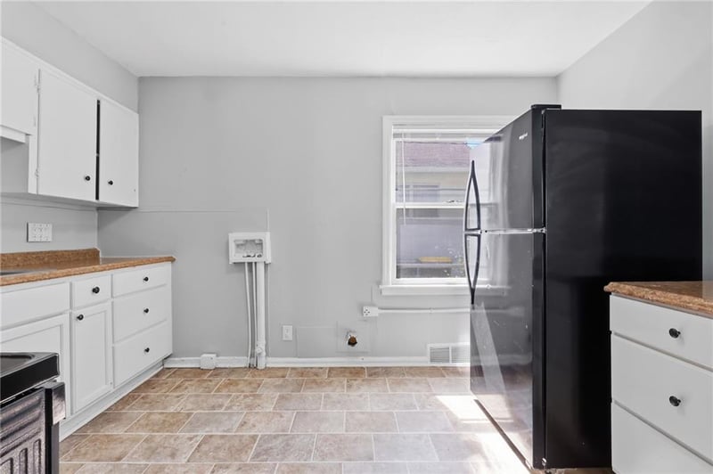 7944 Oak St, Kansas City, MO 64114