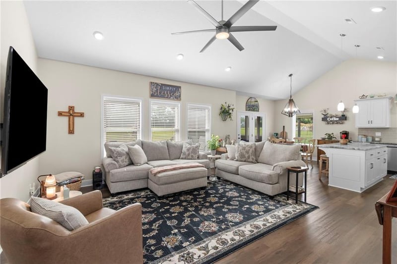 307 Lykins Ln, Cameron, MO 64429
