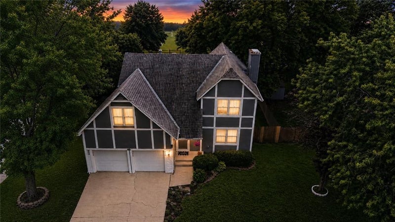 909 E Johnston Cir, Olathe, KS 66061