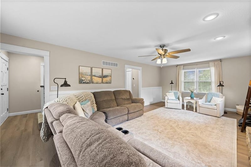 909 E Johnston Cir, Olathe, KS 66061