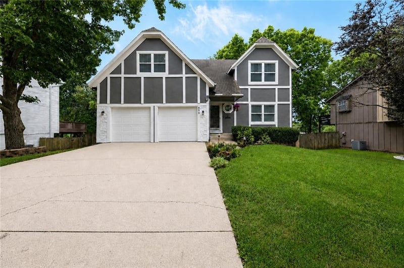 909 E Johnston Cir, Olathe, KS 66061