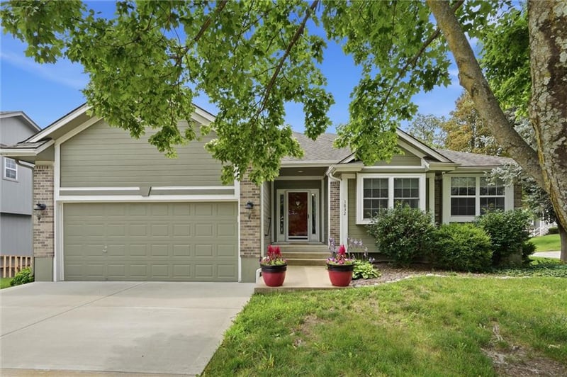 1832 Stonewood Dr, Lee's Summit, MO 64086