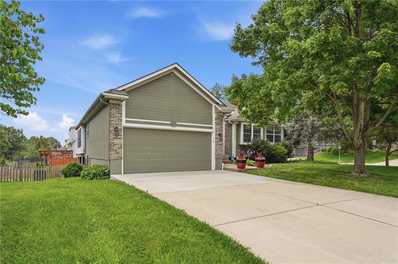 1832 Stonewood Dr, Lee's Summit, MO 64086