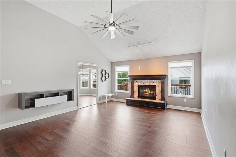 1832 Stonewood Dr, Lee's Summit, MO 64086