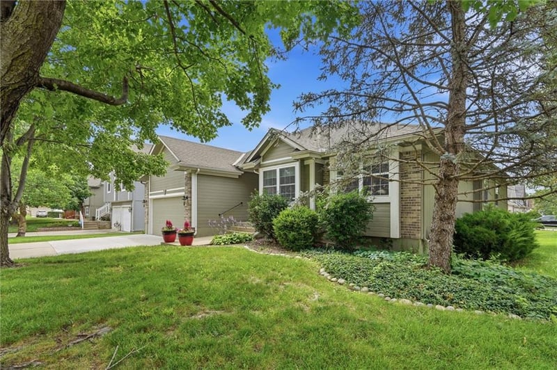 1832 Stonewood Dr, Lee's Summit, MO 64086