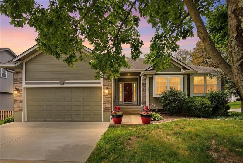 1832 Stonewood Dr, Lee's Summit, MO 64086